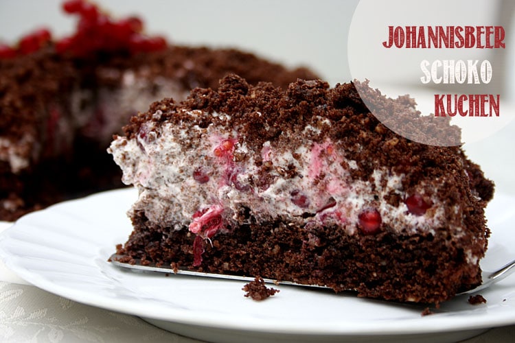 Wunderbarer Schoko-Johannisbeerkuchen Schoko-Johannisbeerkuchen. Dieser sommerlich leichte Schokokuchen mit leicht säuerlichen Johannisbeeren ist schnell gebacken, super einfach & so lecker. Perfekt für euren Kaffee-& Kuchenklatsch.Kochkarussell - dein Foodblog für schnelle und einfache Feierabendküche.