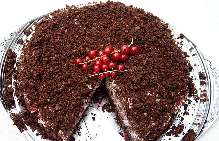 Wunderbarer Schoko-Johannisbeerkuchen Schoko-Johannisbeerkuchen. Dieser sommerlich leichte Schokokuchen mit leicht säuerlichen Johannisbeeren ist schnell gebacken, super einfach & so lecker. Perfekt für euren Kaffee-& Kuchenklatsch.Kochkarussell - dein Foodblog für schnelle und einfache Feierabendküche.