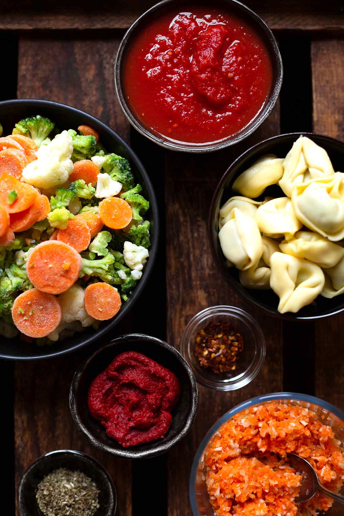 Deftiger Gemüse-Tortellini-Eintopf: Dieses Knaller-Herbstrezept steht in nur 20 Minuten auf dem Tisch und ist damit perfektes, gesundes Feierabend-Soulfood! Kochkarussell - dein Foodblog für schnelle und einfache Feierabendküche #kochkarussell #eintopf #tortellini #soulfood #herbstrezept
