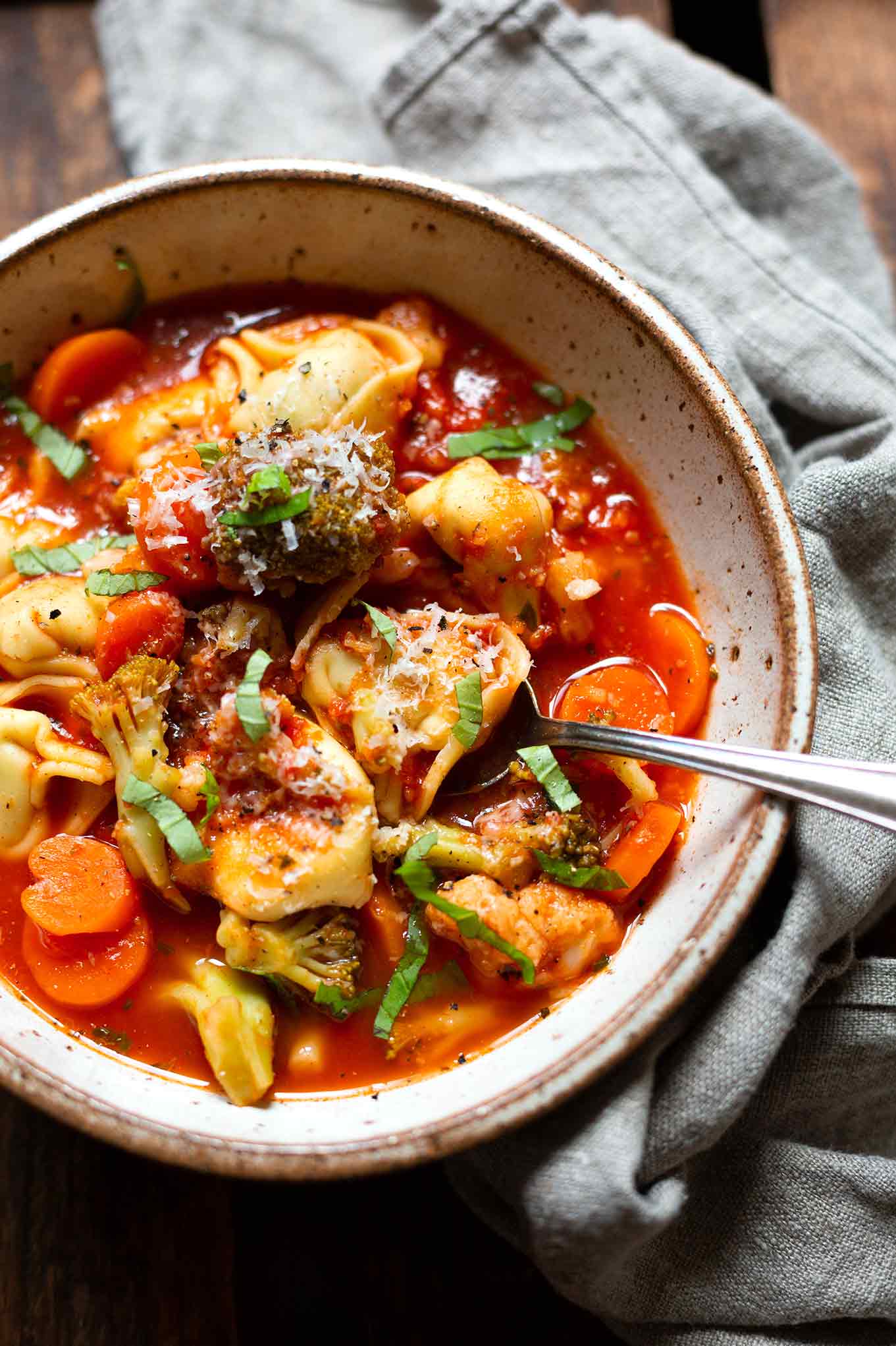 Deftiger Gemüse-Tortellini-Eintopf: Dieses Knaller-Herbstrezept steht in nur 20 Minuten auf dem Tisch und ist damit perfektes, gesundes Feierabend-Soulfood! Kochkarussell - dein Foodblog für schnelle und einfache Feierabendküche #kochkarussell #eintopf #tortellini #soulfood #herbstrezept