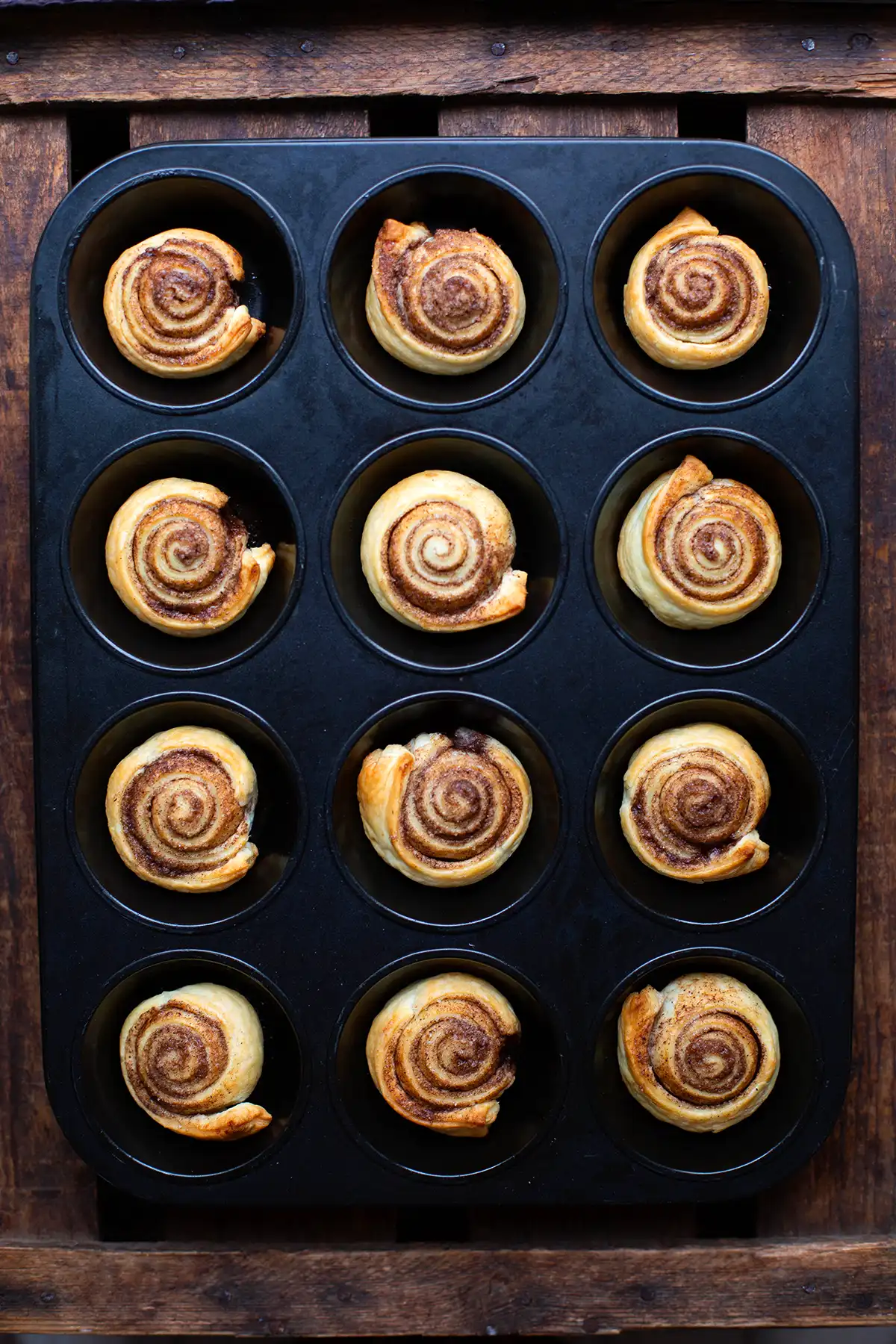 Zimtschnecken aus Blätterteig frisch gebacken in Muffinform