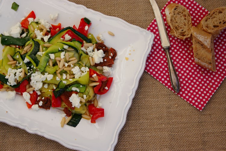 Warmer Zucchini-Salat mit Pinienkernen und Feta Zucchini-Salat