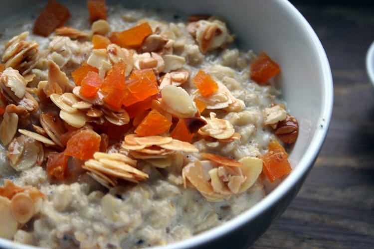 Cremiges Vanille-Porridge mit Aprikosen und karamellisierten Mandeln