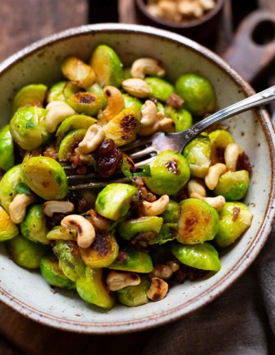 Rosenkohlsalat mit Speck, Cashews und Feigensenf-Dressing-1