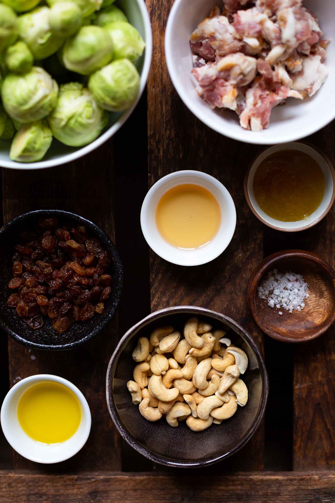 Rosenkohlsalat mit Speck, Cashews und Feigensenf-Dressing - dieser Wintersalat ist schnell gemacht, super lecker und echtes Soulfood. Kochkarussell - dein Foodblog für gesundes Soulfood.