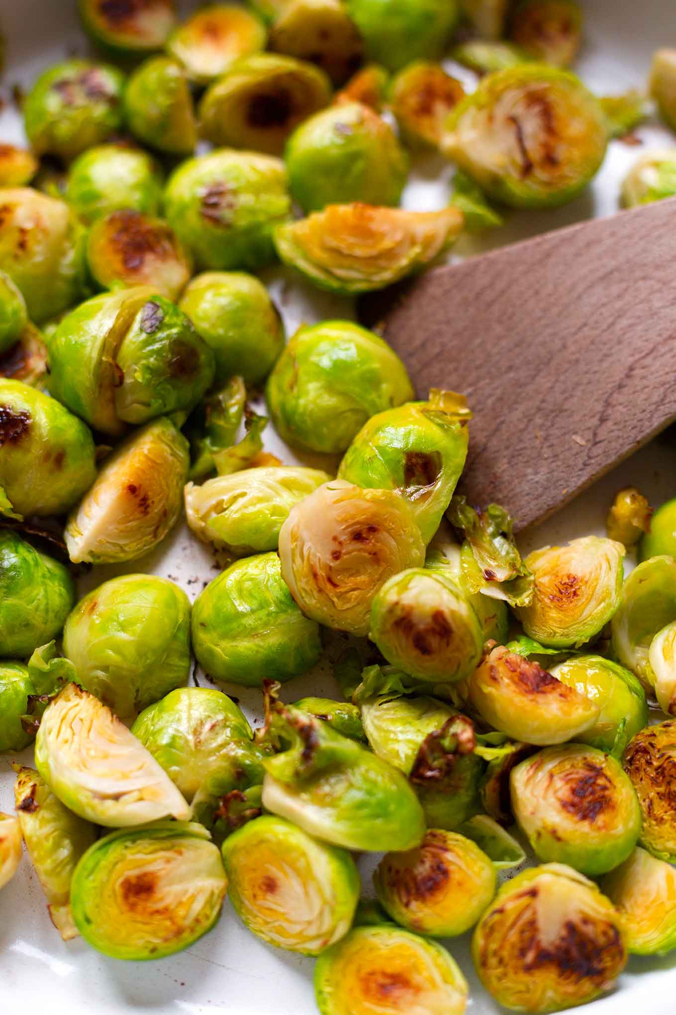 Rosenkohlsalat mit Speck, Cashews und Feigensenf-Dressing - dieser Wintersalat ist schnell gemacht, super lecker und echtes Soulfood. Kochkarussell - dein Foodblog für gesundes Soulfood.