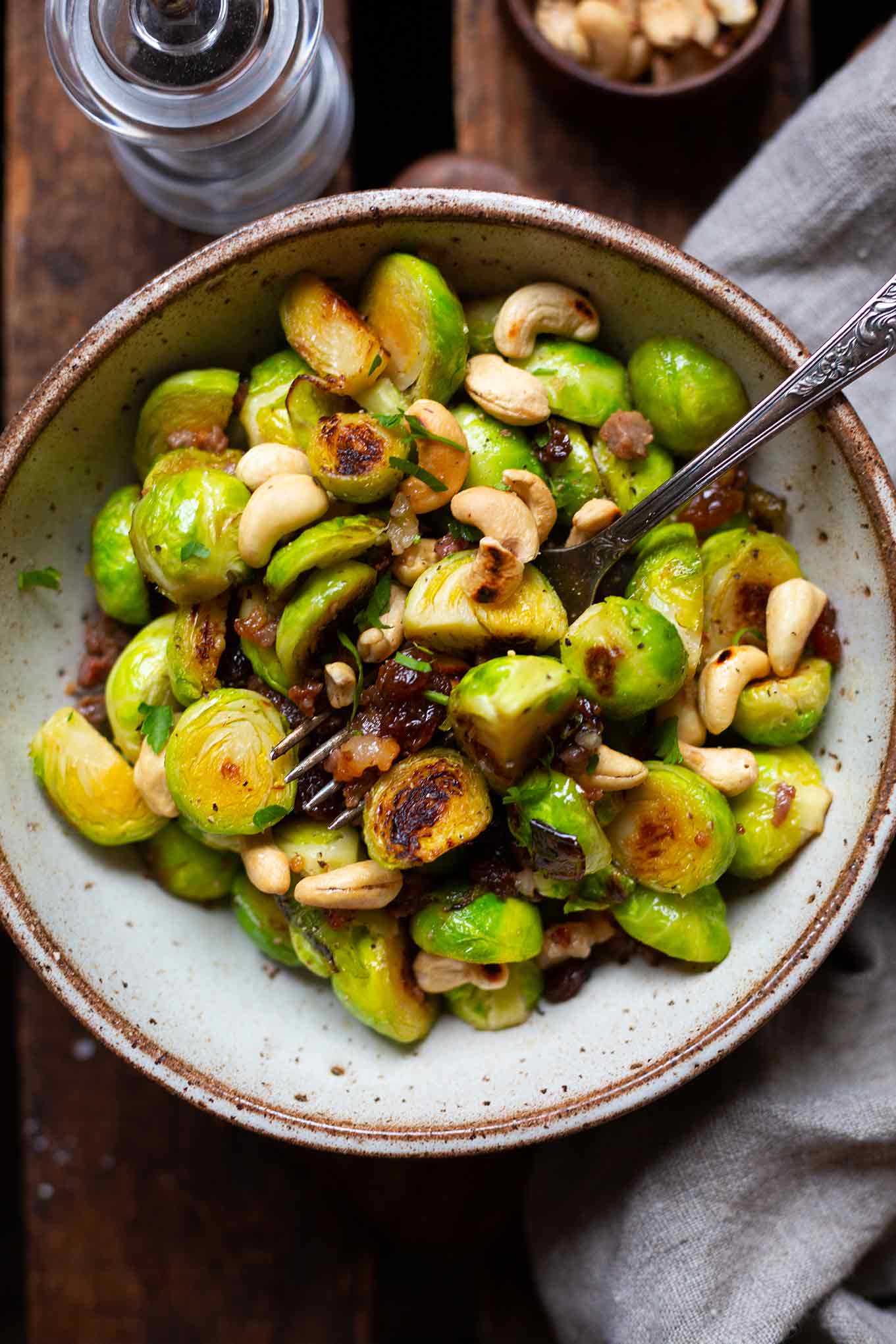 Rosenkohlsalat mit Speck, Cashews und Feigensenf-Dressing - dieser Wintersalat ist schnell gemacht, super lecker und echtes Soulfood. Kochkarussell - dein Foodblog für gesundes Soulfood.