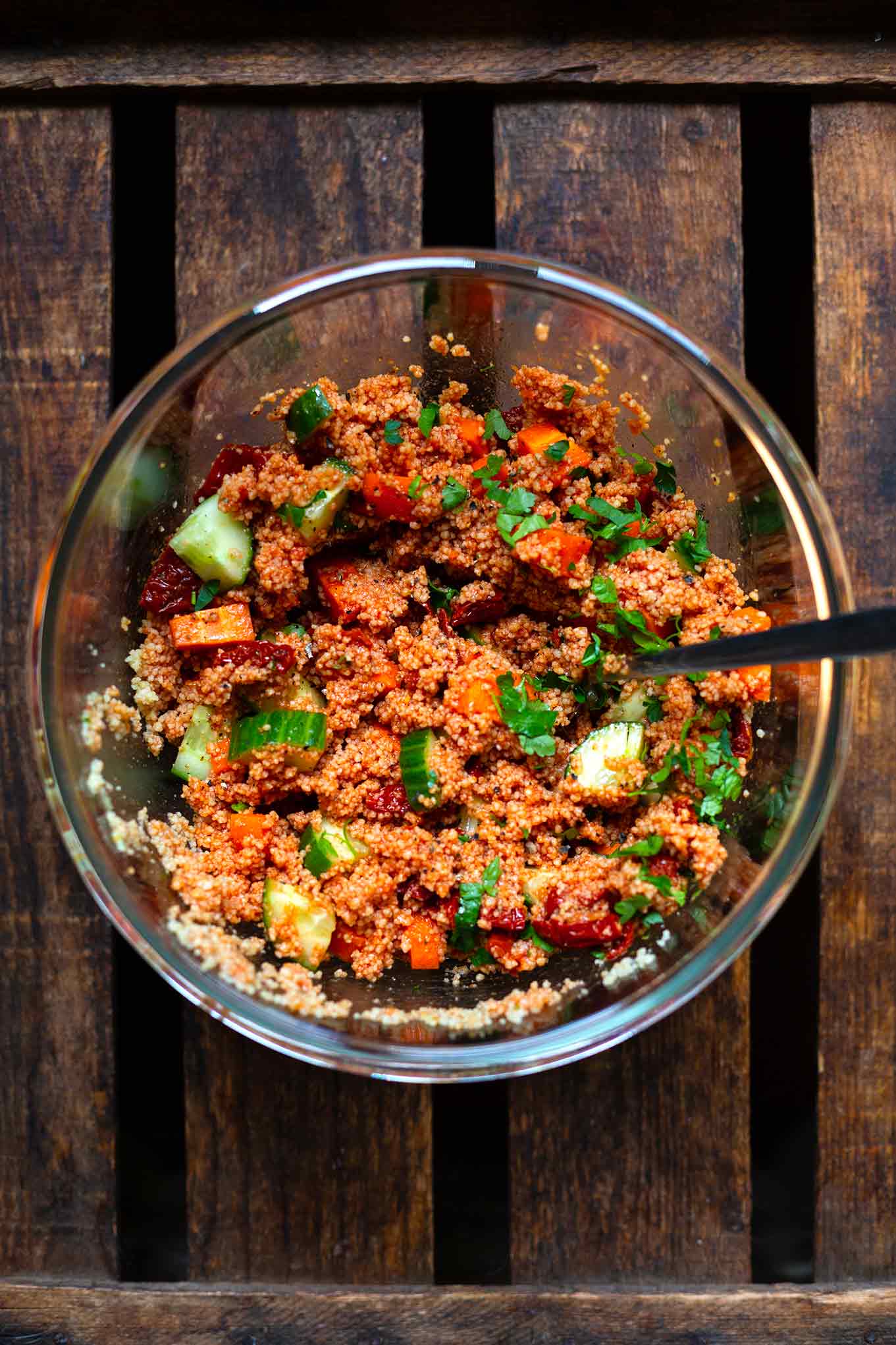 Lauwarmer Couscous-Salat mit getrockneten Tomaten. Dieses leichte Salat Rezept ist super einfach, schnell zubereitet und mega lecker. Eine gesunde Grillbeilage, als leichter Salat zum Picknick oder als Meal Prep für die nächste Mittagspause. Dieser Sommersalat schmeckt einfach immer. Kochkarussell - dein Foodblog für schnelle und einfache Feierabendküche.
