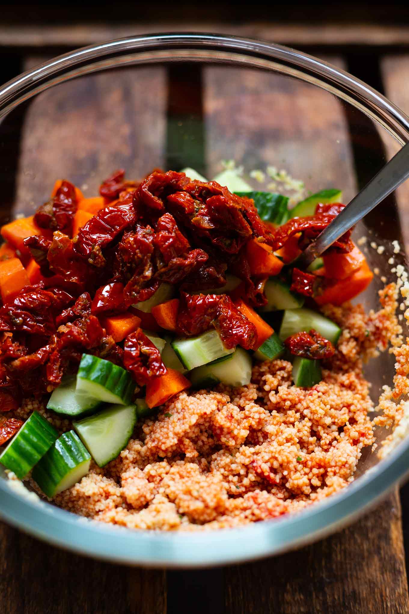 Zutaten für Couscous-Salat mit getrockneten Tomaten 