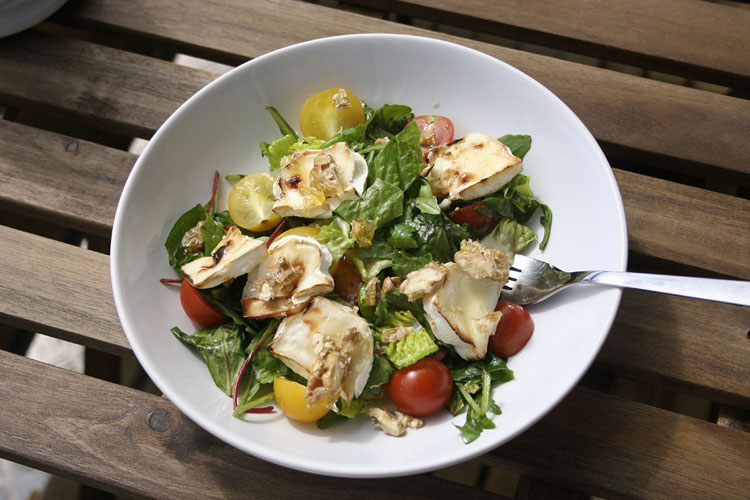 Salat mit Ziegenkäse und karamellisierten Walnüssen. Super schneller und leckerer Salat - schmeckt einfach immer & ist einer unser Salat-Lieblinge! Kochkarussell - dein Foodblog für schnelle und einfache Feierabendküche.