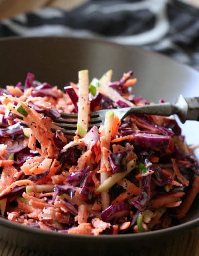 Knackiger Rotkohlsalat mit Apfel und Mohndressing Knackiger Rotkohlsalat mit Apfel und Mohndressing