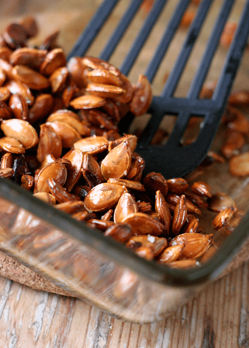 11 schnelle und einfache Kürbis-Rezepte: Geröstete Kürbiskerne mit Meersalz. Kochkarussell - dein Foodblog für schnelle und einfache Feierabendküche. 