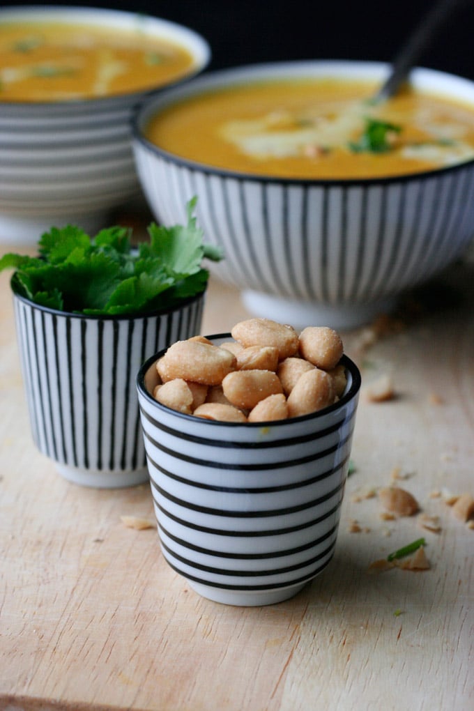 Vegan, im Handumdrehen fertig und vollgepackt mit exotischen Aromen, die Karotten-Erdnuss-Suppe mit Kokosmilch müsst ihr probieren - Kochkarussell.com