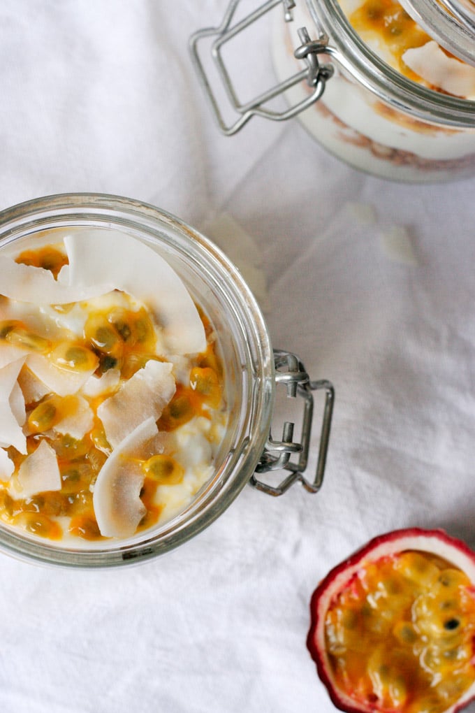 Kokos-Joghurt mit Maracuja und Knuspercrunch - Joghurt, Kokos, Maracuja, Knuspercrunchy und 5 Minuten Zeit. - Kochkarussell.com Kokos-Joghurt mit Maracuja und Knuspercrunch - Joghurt, Kokos, Maracuja, Knuspercrunchy und 5 Minuten Zeit. - Kochkarussell.com