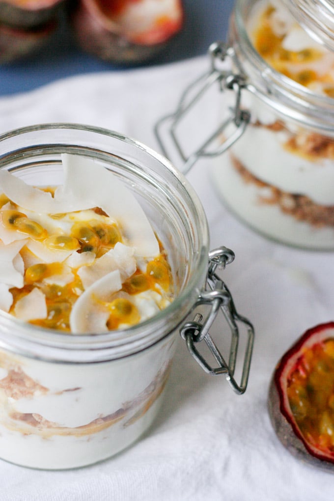 Kokos-Joghurt mit Passionsfrucht und Knuspercrunch-Rezept1