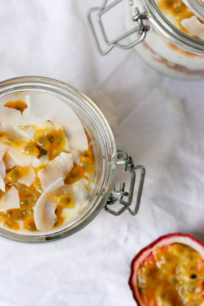 Kokos-Joghurt mit Maracuja und Knuspercrunch - Joghurt, Kokos, Maracuja, Knuspercrunchy und 5 Minuten Zeit. - Kochkarussell.com Kokos-Joghurt mit Maracuja und Knuspercrunch - Joghurt, Kokos, Maracuja, Knuspercrunchy und 5 Minuten Zeit. - Kochkarussell.com