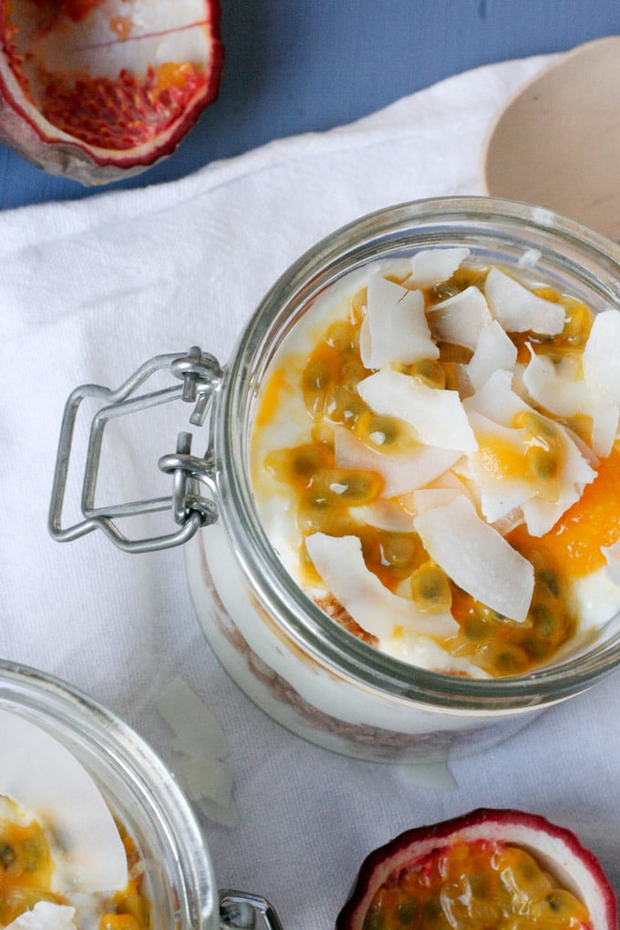 Kokos-Joghurt mit Maracuja und Knuspercrunch - Joghurt, Kokos, Maracuja, Knuspercrunchy und 5 Minuten Zeit. - Kochkarussell.com Kokos-Joghurt mit Maracuja und Knuspercrunch - Joghurt, Kokos, Maracuja, Knuspercrunchy und 5 Minuten Zeit. - Kochkarussell.com