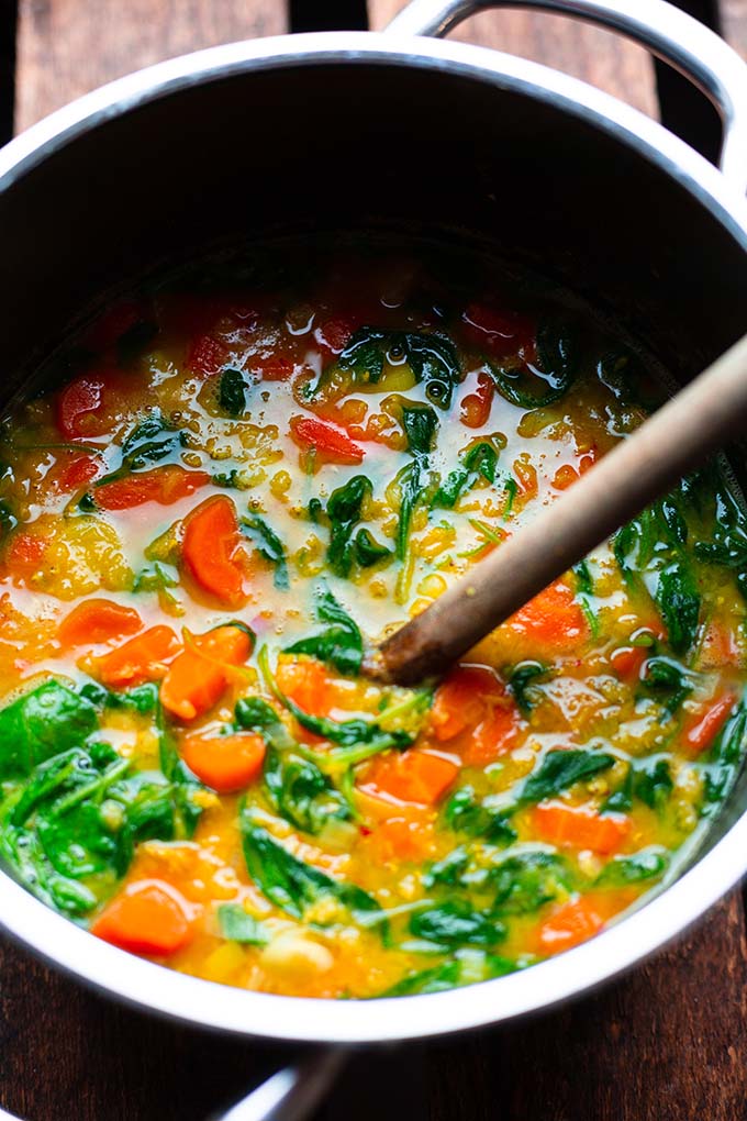 Indisches Rote Linsen-Curry beim Kochvorgang im Topf.