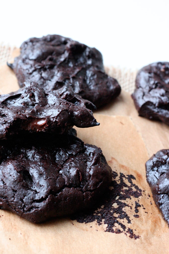 Dark Chocolate Avocado Cookies. 6 Zutaten, 1 Schüssel und die besten Cookies, die ich je gebacken habe. Dark Chocolate Avocado Cookies. 6 Zutaten, 1 Schüssel und die besten Cookies, die ich je gebacken habe.