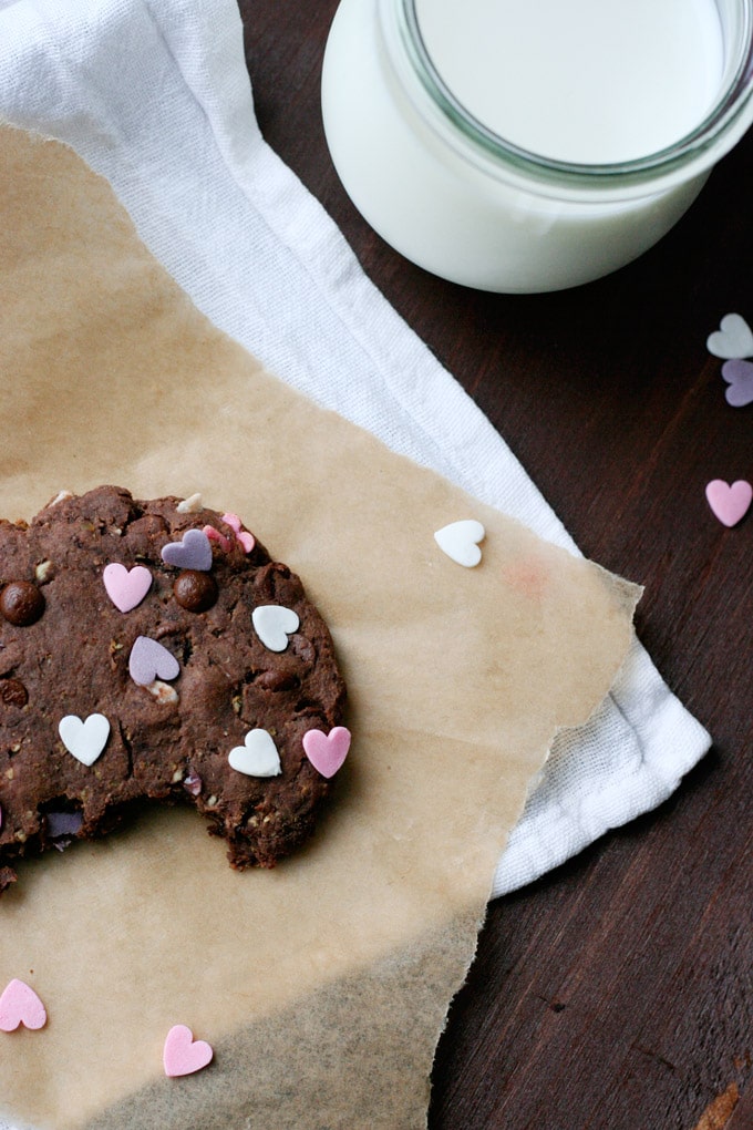 Warmer Schokokuchenteig, dicke, geschmolzene Schokotropfen und Herzchenstreusel machen den Schokokuchen-Cookie zur Nascherei der Extraklasse.