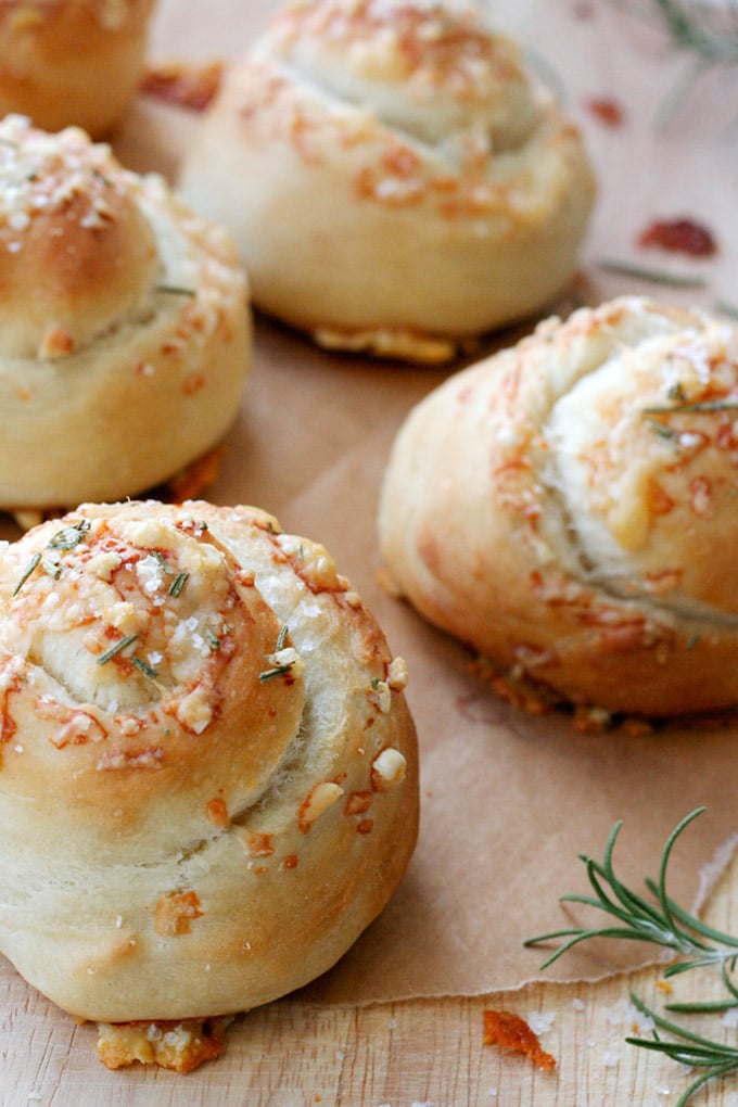 Parmesan Rosemary Buns Fluffige Parmesan Rosemary Buns mit einer Extraportion Käse
