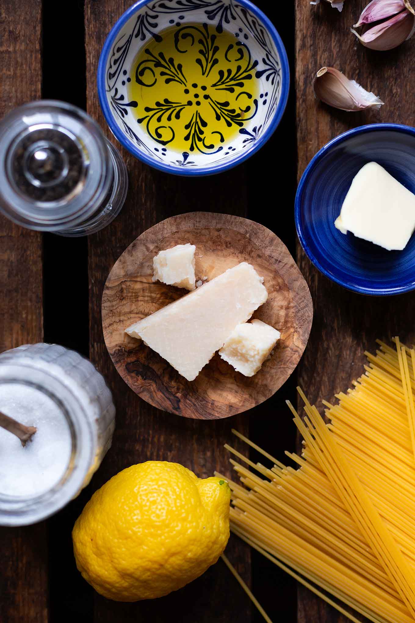 Frisch, köstlich und in 15 Minuten auf dem Tisch: Die Pasta mit Knoblauch, Zitrone und Parmesan ist perfekt als schnelles Abendessen unter der Woche! - Kochkarussell Foodblog #pasta #spaghetti #knoblauch