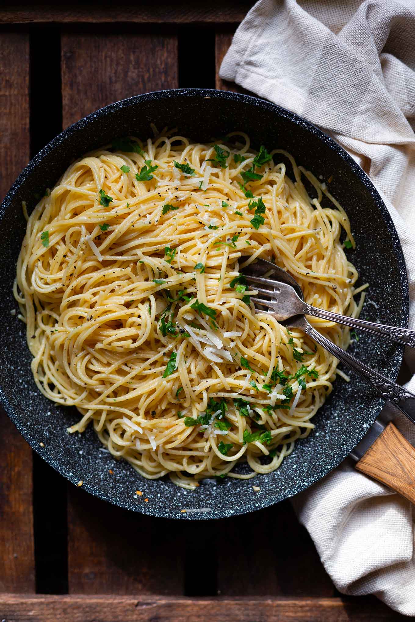 Frisch, köstlich und in 15 Minuten auf dem Tisch: Die Pasta mit Knoblauch, Zitrone und Parmesan ist perfekt als schnelles Abendessen unter der Woche! - Kochkarussell Foodblog #pasta #spaghetti #knoblauch