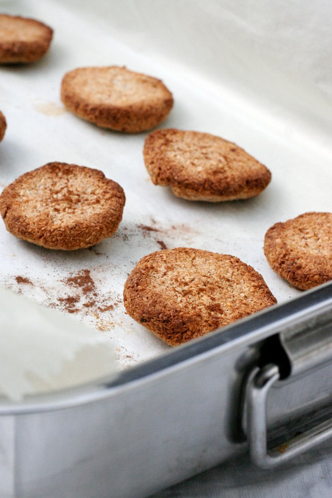 Für die Two-Ingredient Banana Coconut Cookies braucht ihr nur Banane und Kokosflocken. Einfach und gesund - Kochkarussell.com