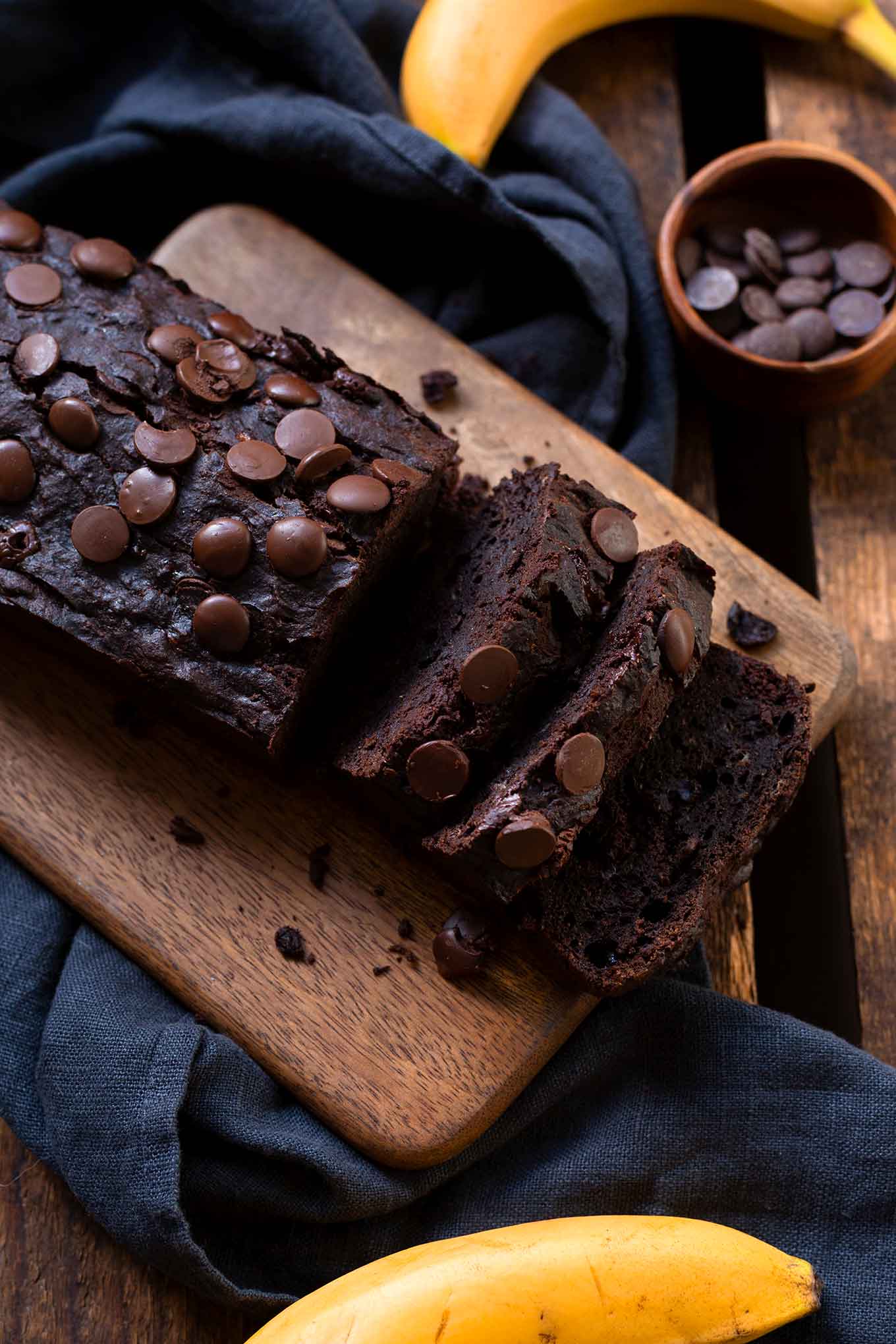 Das Double Chocolate Banana Bread ist schokoladig, saftig und mit vollem Bananengeschmack. Perfekt, um reife Bananen aufzubrauchen und für Schokoholics - Kochkarussell Foodblog #bananenbrot #bananabread #schokolade