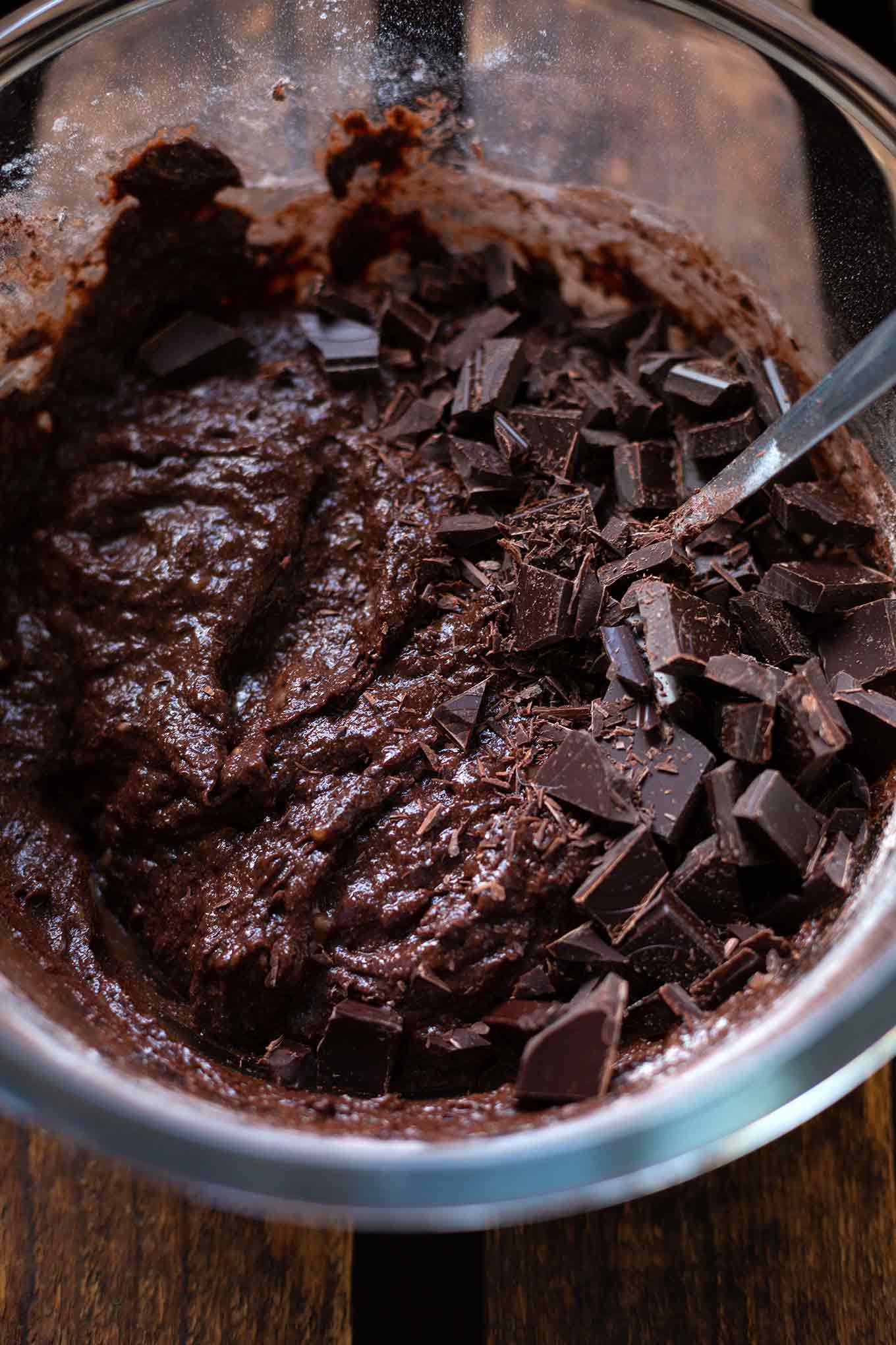 Das Double Chocolate Banana Bread ist schokoladig, saftig und mit vollem Bananengeschmack. Perfekt, um reife Bananen aufzubrauchen und für Schokoholics - Kochkarussell Foodblog #bananenbrot #bananabread #schokolade