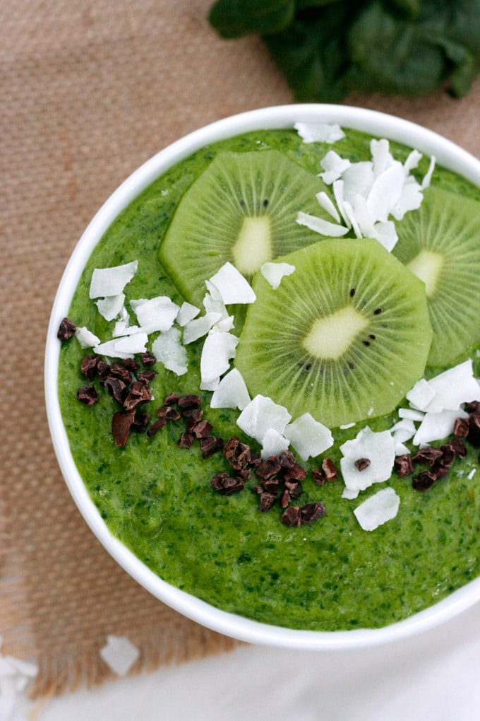 Schnelle Green Goddess Smoothie Bowl aus vier Zutaten. Gesund, sättigend und super einfach - Kochkarussell.com Schnelle Green Goddess Smoothie Bowl aus vier Zutaten. Gesund, sättigend und super einfach - Kochkarussell.com