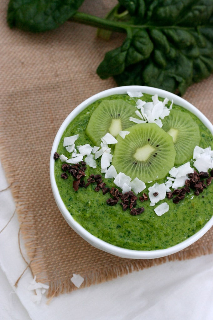 Schnelle Green Goddess Smoothie Bowl aus vier Zutaten. Gesund, sättigend und super einfach - Kochkarussell.com Schnelle Green Goddess Smoothie Bowl aus vier Zutaten. Gesund, sättigend und super einfach - Kochkarussell.com