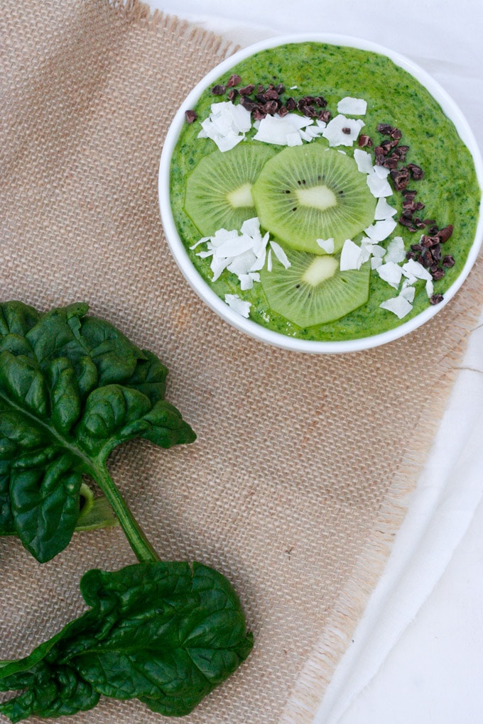 Schnelle Green Goddess Smoothie Bowl aus vier Zutaten. Gesund, sättigend und super einfach - Kochkarussell.com Schnelle Green Goddess Smoothie Bowl aus vier Zutaten. Gesund, sättigend und super einfach - Kochkarussell.com