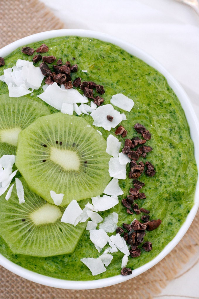 Schnelle Green Goddess Smoothie Bowl aus vier Zutaten. Gesund, sättigend und super einfach - Kochkarussell.com Schnelle Green Goddess Smoothie Bowl aus vier Zutaten. Gesund, sättigend und super einfach - Kochkarussell.com