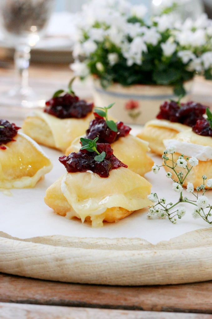 Luftige Blätterteigwölkchen mit Géramont und Preiselbeer-Chutney - Kochkarussell.com