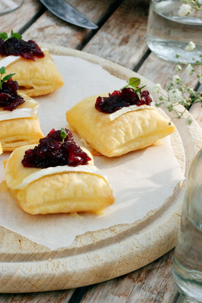 Luftige Blätterteigwölkchen mit Géramont und Preiselbeer-Chutney - Kochkarussell.com