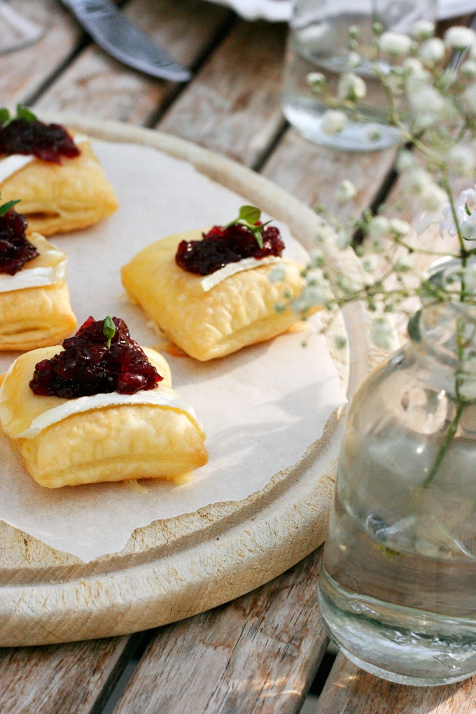 Luftige Blätterteigwölkchen mit Géramont und Preiselbeer-Chutney - Kochkarussell.com