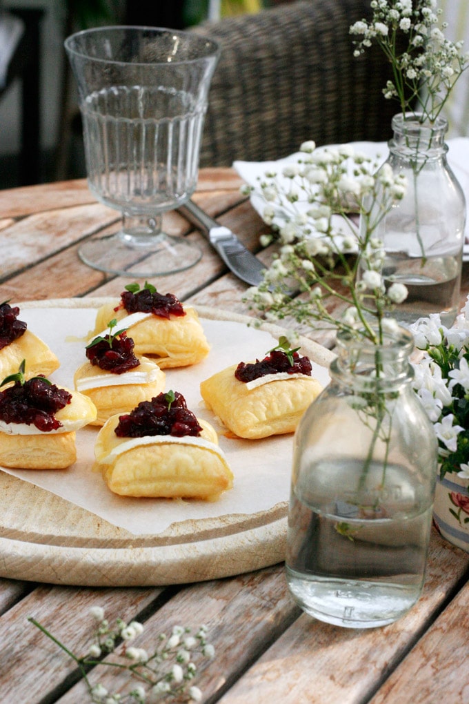 Luftige Blätterteigwölkchen mit Géramont und Preiselbeer-Chutney - Kochkarussell.com