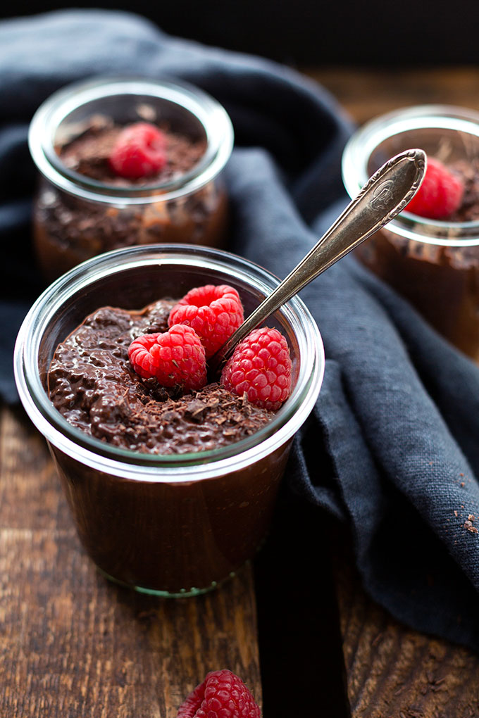 Einfacher und dekandent schokoladiger Chia-Schokopudding. Gesund, schnell gemacht und perfekt für Schokoholics - Kochkarussell.com Der einfache Chia-Schokopudding ist cremig, schokoladig und super lecker. Ein schnelles & gesundes Frühstück für jeden Tag. Dazu Meal Prep-geeignet und mit nur 6 Zutaten besonders easy zuzubereiten. Kochkarussell - dein Foodblog für schnelle und einfache Rezepte.
