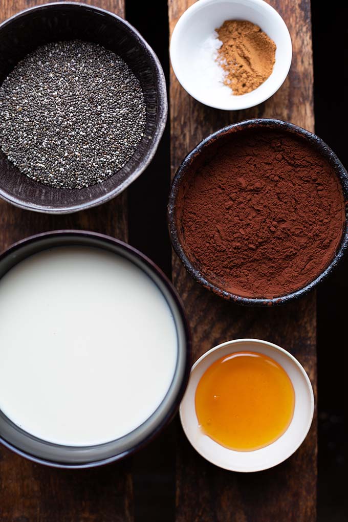 Einfacher und dekandent schokoladiger Chia-Schokopudding. Gesund, schnell gemacht und perfekt für Schokoholics - Kochkarussell.com Der einfache Chia-Schokopudding ist cremig, schokoladig und super lecker. Ein schnelles & gesundes Frühstück für jeden Tag. Dazu Meal Prep-geeignet und mit nur 6 Zutaten besonders easy zuzubereiten. Kochkarussell - dein Foodblog für schnelle und einfache Rezepte.