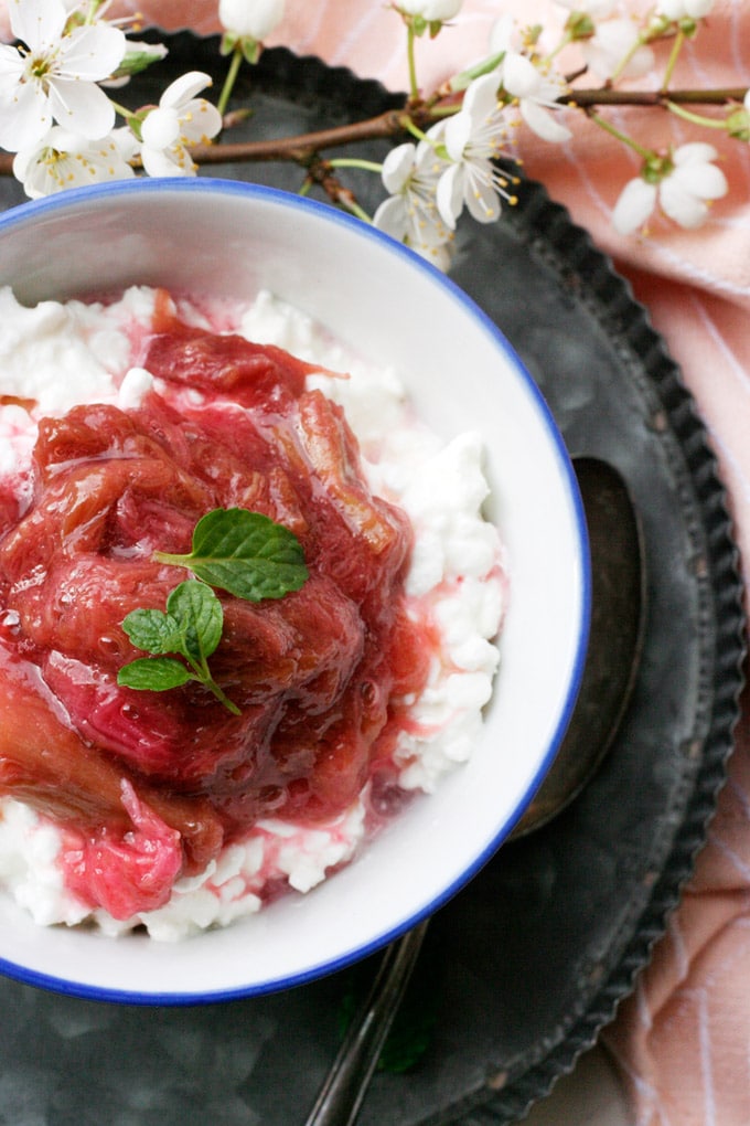 Hüttenkäse mit Rhabarberkompott. 4 Zutaten und perfekt als leichtes Frühstück oder Snack - Kochkarussell.com