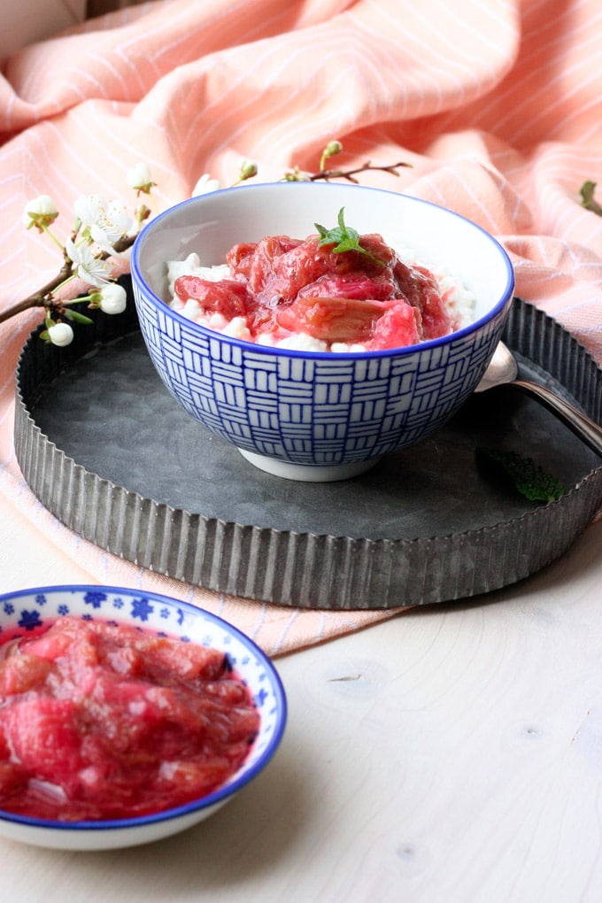 Hüttenkäse mit Rhabarberkompott. 4 Zutaten und perfekt als leichtes Frühstück oder Snack - Kochkarussell.com