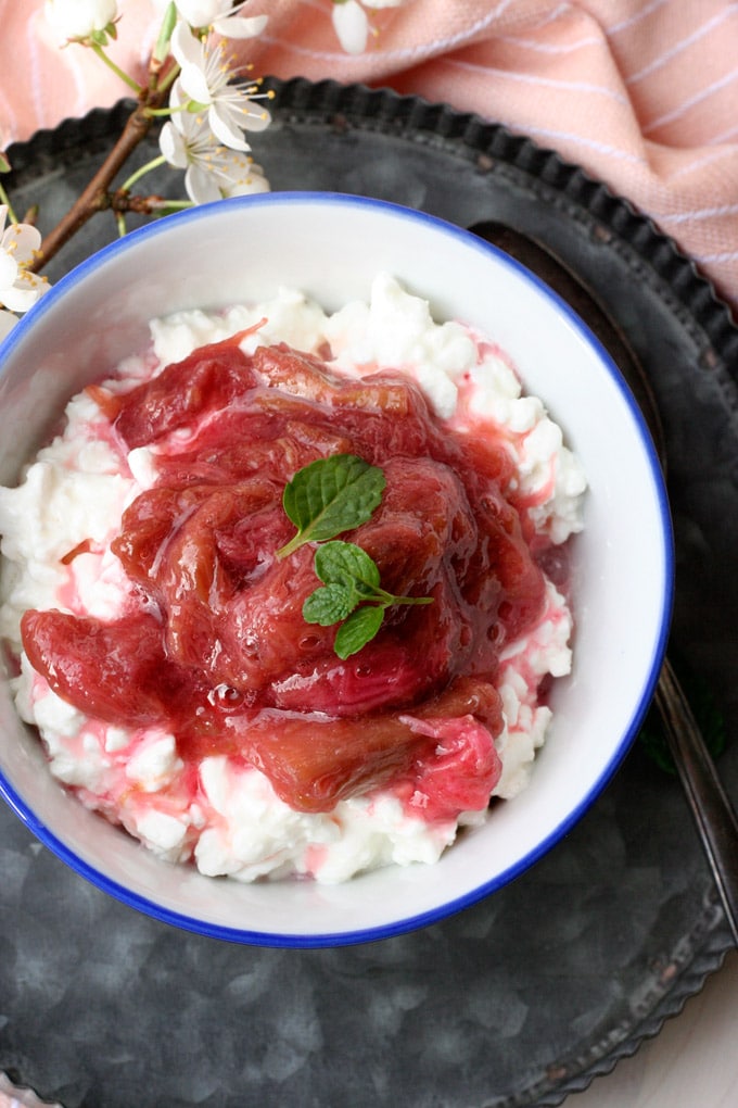 Hüttenkäse mit Rhabarberkompott. 4 Zutaten und perfekt als leichtes Frühstück oder Snack - Kochkarussell.com