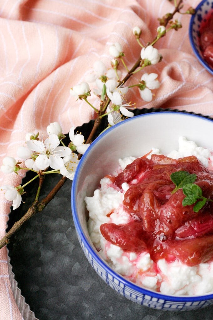 Hüttenkäse mit Rhabarberkompott Hüttenkäse mit Rhabarberkompott-Rezept4