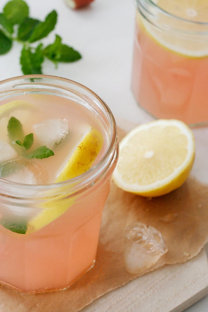 Rhabarber-Eistee mit Zitrone und Minze Rhabarber-Eistee mit Zitrone und Minze-Rezept2