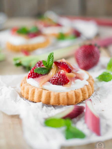 Biskuittörtchen mit Zitronencreme und Rhabarberkompott von Das Küchengeflüster