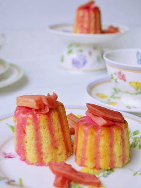 Buttermilch Küchlein mit pochiertem Rhabarber von Foodistas