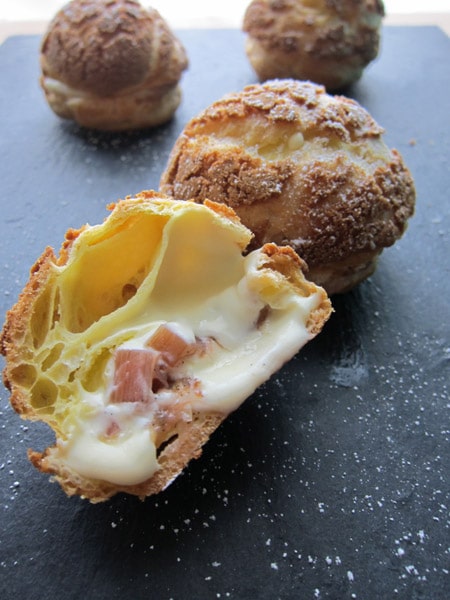 Choux craquelin mit Rhabarber und Lavendelcreme von Mehlstaub und Ofenduft