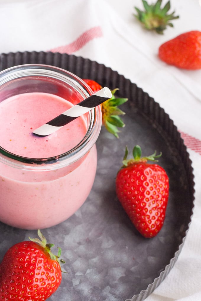 10 eiskalte Erfrischungen für heiße Tage - Erdbeer-Lassi aus drei Zutaten - Kochkarussell.com 10 eiskalte Erfrischungen für heiße Tage - Erdbeer-Lassi aus drei Zutaten - Kochkarussell.com