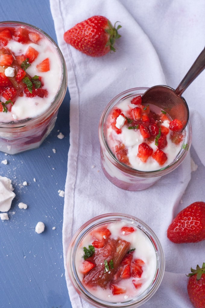 10 eiskalte Erfrischungen für heiße Tage - Leichtes Erdbeer-Rhabarber Eton Mess - Kochkarussell.com 10 eiskalte Erfrischungen für heiße Tage - Leichtes Erdbeer-Rhabarber Eton Mess - Kochkarussell.com